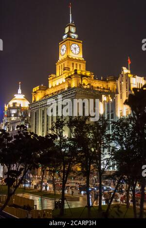 Nachtansicht des Custom House auf dem Bund, in Puxi, Shanghai, China Stockfoto