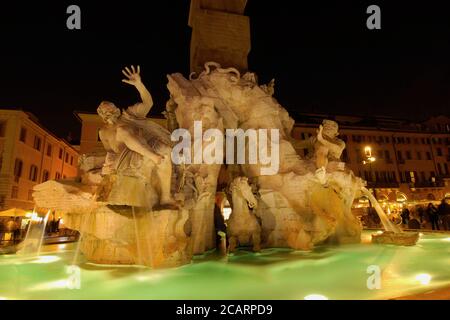 Nachtansicht des berühmten Piazza Navona in Rom mit dem wunderbaren Brunnen der vier Flüsse Stockfoto