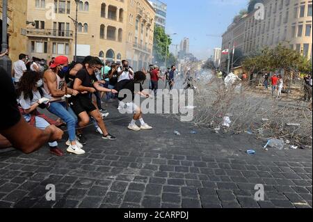 Beirut, Libanon. August 2020. Demonstranten versuchen am 8. August 2020, das parlamentsgebäude in der Innenstadt von Beirut, Libanon, zu stürmen. Ein libanesischer Polizist wurde am Samstag bei Zusammenstößen bei Protesten gegen die herrschende Klasse in der Innenstadt von Beirut getötet und 142 Menschen verletzt, Tage nachdem massive Explosionen die libanesische Hauptstadt erschüttert hatten, die mindestens 158 tötete und 6,000 weitere verletzte, berichtete der Fernsehsender LBCI. Quelle: Bilal Jawich/Xinhua/Alamy Live News Stockfoto