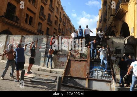 Beirut, Libanon. August 2020. Demonstranten versuchen am 8. August 2020, das parlamentsgebäude in der Innenstadt von Beirut, Libanon, zu stürmen. Ein libanesischer Polizist wurde am Samstag bei Zusammenstößen bei Protesten gegen die herrschende Klasse in der Innenstadt von Beirut getötet und 142 Menschen verletzt, Tage nachdem massive Explosionen die libanesische Hauptstadt erschüttert hatten, die mindestens 158 tötete und 6,000 weitere verletzte, berichtete der Fernsehsender LBCI. Quelle: Bilal Jawich/Xinhua/Alamy Live News Stockfoto