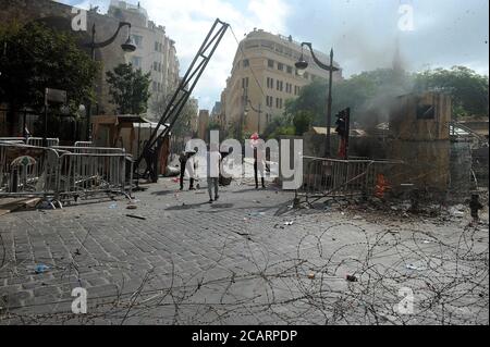 Beirut, Libanon. August 2020. Demonstranten versuchen am 8. August 2020, das parlamentsgebäude in der Innenstadt von Beirut, Libanon, zu stürmen. Ein libanesischer Polizist wurde am Samstag bei Zusammenstößen bei Protesten gegen die herrschende Klasse in der Innenstadt von Beirut getötet und 142 Menschen verletzt, Tage nachdem massive Explosionen die libanesische Hauptstadt erschüttert hatten, die mindestens 158 tötete und 6,000 weitere verletzte, berichtete der Fernsehsender LBCI. Quelle: Bilal Jawich/Xinhua/Alamy Live News Stockfoto