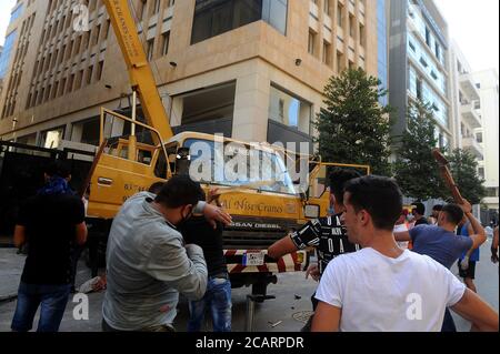 Beirut, Libanon. August 2020. Demonstranten entführen am 8. August 2020 einen Kranwagen in der Innenstadt von Beirut, Libanon. Ein libanesischer Polizist wurde am Samstag bei Zusammenstößen bei Protesten gegen die herrschende Klasse in der Innenstadt von Beirut getötet und 142 Menschen verletzt, Tage nachdem massive Explosionen die libanesische Hauptstadt erschüttert hatten, die mindestens 158 tötete und 6,000 weitere verletzte, berichtete der Fernsehsender LBCI. Quelle: Bilal Jawich/Xinhua/Alamy Live News Stockfoto