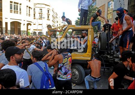 Beirut, Libanon. August 2020. Demonstranten entführen am 8. August 2020 einen Kranwagen in der Innenstadt von Beirut, Libanon. Ein libanesischer Polizist wurde am Samstag bei Zusammenstößen bei Protesten gegen die herrschende Klasse in der Innenstadt von Beirut getötet und 142 Menschen verletzt, Tage nachdem massive Explosionen die libanesische Hauptstadt erschüttert hatten, die mindestens 158 tötete und 6,000 weitere verletzte, berichtete der Fernsehsender LBCI. Quelle: Bilal Jawich/Xinhua/Alamy Live News Stockfoto