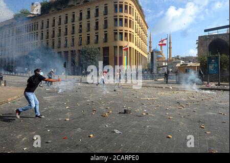 Beirut, Libanon. August 2020. Demonstranten stoßen am 8. August 2020 in der Innenstadt von Beirut im Libanon auf libanesische Sicherheitsmitglieder. Ein libanesischer Polizist wurde am Samstag bei Zusammenstößen bei Protesten gegen die herrschende Klasse in der Innenstadt von Beirut getötet und 142 Menschen verletzt, Tage nachdem massive Explosionen die libanesische Hauptstadt erschüttert hatten, die mindestens 158 tötete und 6,000 weitere verletzte, berichtete der Fernsehsender LBCI. Quelle: Bilal Jawich/Xinhua/Alamy Live News Stockfoto