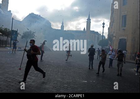 Beirut, Libanon. August 2020. Demonstranten werden bei Zusammenstößen mit libanesischen Sicherheitsmitgliedern in der Innenstadt von Beirut, Libanon, am 8. August 2020 beobachtet. Ein libanesischer Polizist wurde am Samstag bei Zusammenstößen bei Protesten gegen die herrschende Klasse in der Innenstadt von Beirut getötet und 142 Menschen verletzt, Tage nachdem massive Explosionen die libanesische Hauptstadt erschüttert hatten, die mindestens 158 tötete und 6,000 weitere verletzte, berichtete der Fernsehsender LBCI. Quelle: Bilal Jawich/Xinhua/Alamy Live News Stockfoto