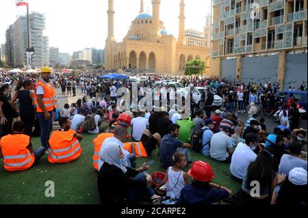 Beirut, Libanon. August 2020. Am 8. August 2020 nehmen Menschen an einem Protest in der Innenstadt von Beirut, Libanon, Teil. Ein libanesischer Polizist wurde am Samstag bei Zusammenstößen bei Protesten gegen die herrschende Klasse in der Innenstadt von Beirut getötet und 142 Menschen verletzt, Tage nachdem massive Explosionen die libanesische Hauptstadt erschüttert hatten, die mindestens 158 tötete und 6,000 weitere verletzte, berichtete der Fernsehsender LBCI. Quelle: Bilal Jawich/Xinhua/Alamy Live News Stockfoto