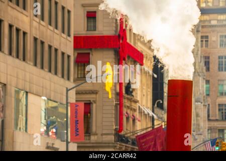 Cartier-Shop in Weihnachtsdekoration in Midtown Manhattan dekoriert Stockfoto