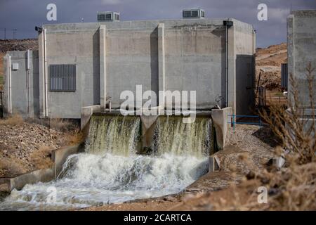 Sauberes, aufbereitetes Wasser fließt aus der Kläranlage AS-Samra in Zarqa, Jordanien, Naher Osten. Stockfoto