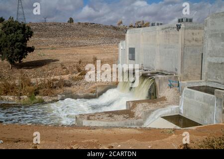 Sauberes, aufbereitetes Wasser fließt aus der Kläranlage AS-Samra in Zarqa, Jordanien. Stockfoto
