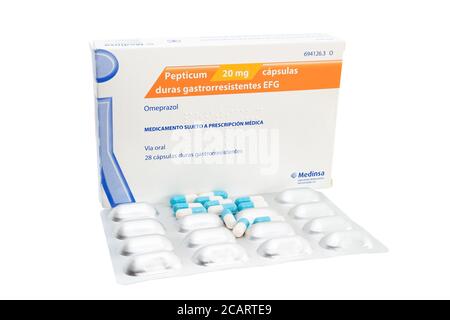 Huelva, Spanien - 23. Juli 2020: Spanische Box von Omeprazol Marke Pepticum. Es ist eine weit verbreitete Behandlung für Verdauungsstörungen und Sodbrennen und sauren Reflux.IT Stockfoto