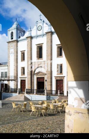 Praca do Giraldo, Hauptplatz von Evora, Stadt der Alentejo Region in Portugal, berühmt für seine traditionellen weißen und gelben Häuser. Arkaden und die c Stockfoto