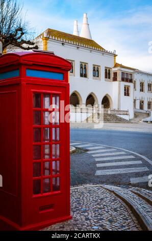 Hauptplatz der Stadt Sintra, in der Nähe von Lissabon (Portugal), mit einer roten klassischen Telefonzelle und der Außenfassade des Nationalpalastes, berühmte l Stockfoto