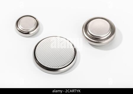Gruppe von Knopfzellenbatterie oder Knopfzellenbatterie auf weißem Hintergrund isoliert. Lithium-Batterien Stockfoto