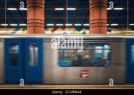 Lissabon, Portugal - 2. Februar 2019: Berühmte, schöne und bunte Plattform der U-Bahn-Station Olaias in Lissabon, Portugal, am 2. februar 20 Stockfoto