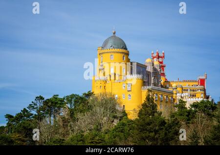 Sintra, Portugal - 4. Februar 2019: Weit entfernte Außenansicht des Pena Palastes, berühmte bunte Burg aus der romantischen Zeit in Sintra, Portugal, o Stockfoto