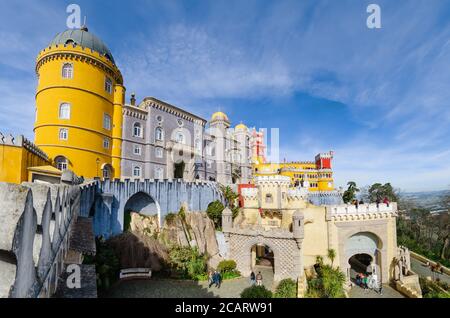 Sintra, Portugal - 4. Februar 2019: Volle Außenansicht des Pena Palastes, berühmte bunte Burg aus der romantischen Zeit in Sintra, Portugal, auf Stockfoto