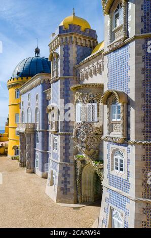 Sintra, Portugal - 4. Februar 2019: Außenansicht des Pena-Palastes, der berühmten bunten Burg aus der romantischen Zeit in Sintra, Portugal, am 4. februar Stockfoto