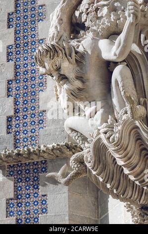 Sintra, Portugal - 4. Februar 2019: Pena Palace, farbenfrohe Burg in Sintra, Portugal, am 4. februar 2019. Detail der triton Skulptur über dem ma Stockfoto