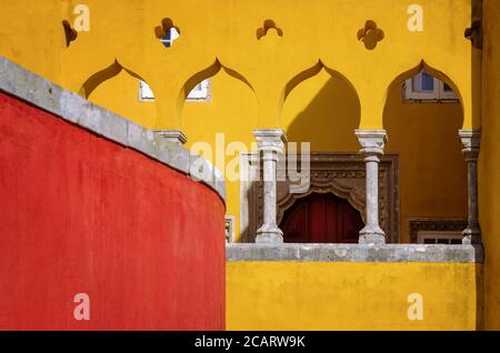 Sintra, Portugal - 4. Februar 2019: Außenansicht des Pena-Palastes, des berühmten farbenfrohen Schlosses in Sintra, Portugal, am 4. februar 2019. Details der Stockfoto