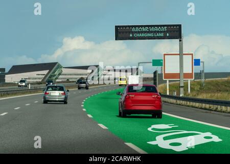 Straße mit Fahrspur zum kabellosen Laden von Elektrofahrzeugen Stockfoto