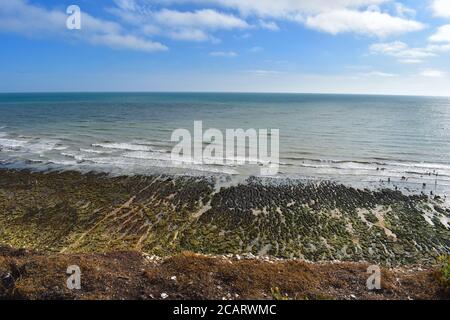 South Downs treffen auf das Meer bei Birling Gap und Crowlink In der Nähe von Eastbourne Es ist lange unbebaute Küste Teil von Seven Sisters Kreidefelsen Nationalpark Stockfoto