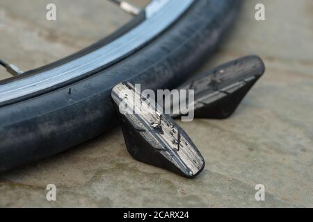 Gefährlich verschlissene Bremsbeläge, die auf Metall auf Metall aufliegen Reibung mit der Felge nach unten konkaven Profil und weniger abgenutzt Mechanisch starke Schlaglöcher Stockfoto