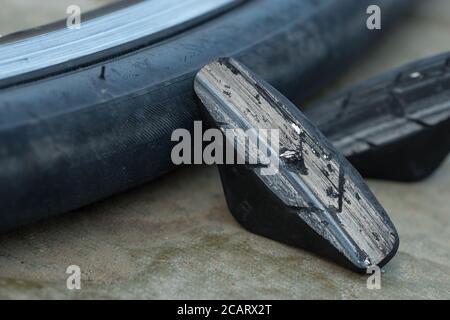 Gefährlich verschlissene Bremsbeläge, die auf Metall auf Metall aufliegen Reibung mit der Felge nach unten konkaven Profil und weniger abgenutzt Mechanisch starke Schlaglöcher Stockfoto