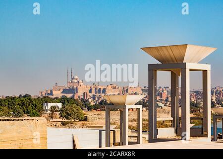Ägypten, Kairo, das Nationalmuseum der ägyptischen Zivilisation, noch nicht eingeweiht, im Dezember 2015 : die Lichter des Eingangsgerichts. Stockfoto