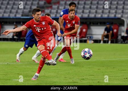 Der Münchner Robert Lewandowski schießt das erste Tor seiner Mannschaft aus einer Strafe während des UEFA Europa League, Viertelfinalspiels in der Allianz Arena, München. Stockfoto