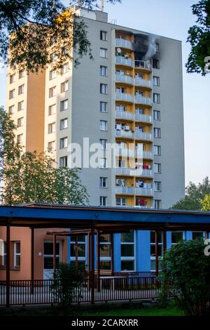 Bohumin, Tschechische Republik. August 2020. Bei einem Brand in einem Fertighaus in Bohumin, Tschechien, starben am 8. August 2020 elf Menschen. Alle 11 Opfer des Bohumin-Hauses wohnten in einer Wohnung im 11. Stock, wo ein Feuer ausbrach. Sechs starben im Inneren, fünf nach dem Sprung aus dem Fenster. Alles deutet darauf hin, dass tödliche Bohumin Feuer Brandanschlag war. Zu den Opfern gehören drei Kinder. Kredit: Vladimir Prycek/CTK Foto/Alamy Live Nachrichten Stockfoto