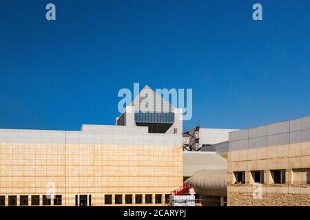 Ägypten, Kairo, das Nationalmuseum der ägyptischen Zivilisation, nicht eingeweiht, im Dezember 2015 : Hauptgebäude, mit Pyramide auf der Oberseite. Stockfoto