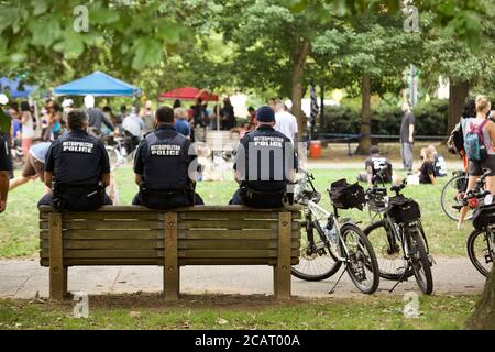 Washington, DC, USA. August 2020. Im Bild: Metropolitan (DC) Polizei-Fahrradbeamte in einer Show von Gewalt versuchen, Black Lives Matter einzuschüchtern / definanzieren die Polizei März Demonstranten im Meridian Hill Park. Kredit: Allison C Bailey/Alamy. Kredit: Allison Bailey/Alamy Live Nachrichten Stockfoto