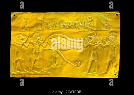 Kairo, Ägyptisches Museum, königliche Nekropole von Tanis, Beerdigung von Psusennes : Gold Plakette auf dem Schnitt gemacht, um innere Organe zu entfernen platziert. Stockfoto