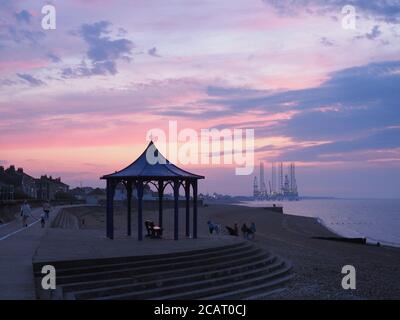 Sheerness, Kent, Großbritannien. August 2020. UK Wetter: Sonnenuntergang in Sheerness, Kent. Kredit: James Bell/Alamy Live Nachrichten Stockfoto