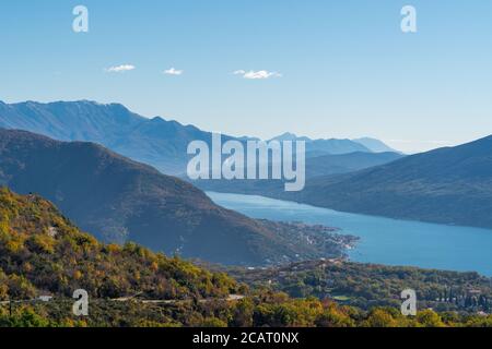 Blick von der Bucht von Kotor in Montenegro Stockfoto