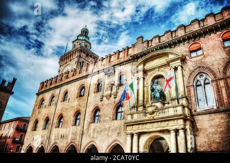 Palazzo D'Accursio unter dramatischem Himmel in Bologna, Italien Stockfoto