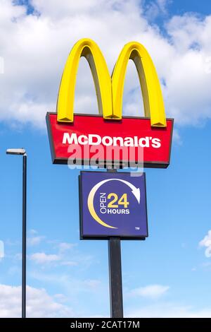 McDonald's Restaurant Schild, Wearmouth Street, Monkearmouth, Sunderland, Tyne and Wear, England, Großbritannien Stockfoto