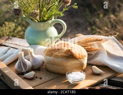 Ein Laib Brot und Weizen in natürlichen Bedingungen in Natur Stockfoto