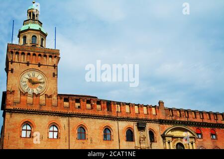 Palazzo D'Accursio unter dramatischem Himmel in Bologna, Italien Stockfoto