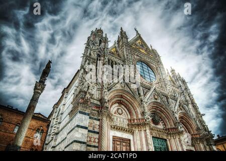Santa Maria Assunta Kathedrale in Siena unter einem dramatischen Himmel. Verarbeitet für hdr-Tonemapping-Effekt Stockfoto