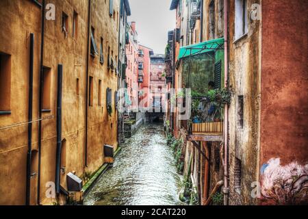 Kleiner Kanal in Bologna Innenstadt, Italien Stockfoto