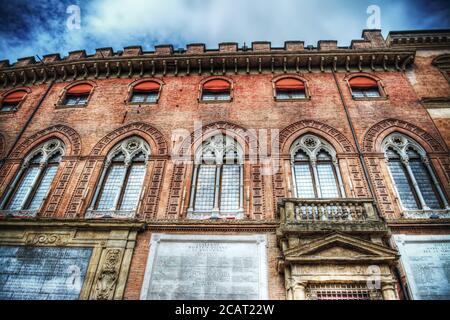 Palazzo d'Accursio unter einem dramatischen Himmel in hdr, Italien Stockfoto