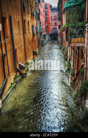 Kleiner Kanal in Bologna Innenstadt, Italien Stockfoto