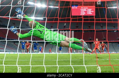 Der Münchner Robert Lewandowski schießt das erste Tor seiner Mannschaft aus einer Strafe während des UEFA Europa League, Viertelfinalspiels in der Allianz Arena, München. Stockfoto