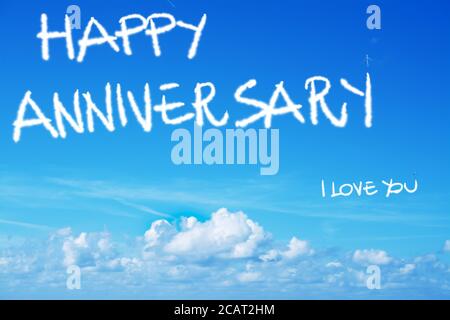 Happy Anniversary geschrieben in den Himmel mit einem Flugzeug contrail Stockfoto