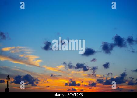 Leuchtturm Silhouette bei Sonnenuntergang im Hafen von Alghero Stockfoto