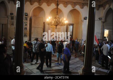 Beirut, Libanon. August 2020. Demonstranten brechen am 8. August 2020 in Beirut, Libanon, in das libanesische Außenministerium ein. Ein libanesischer Polizist wurde am Samstag bei Zusammenstößen bei Protesten gegen die herrschende Klasse in der Innenstadt von Beirut getötet und 142 Menschen verletzt, Tage nachdem massive Explosionen die libanesische Hauptstadt erschüttert hatten, die mindestens 158 tötete und 6,000 weitere verletzte, berichtete der Fernsehsender LBCI. Quelle: Bilal Jawich/Xinhua/Alamy Live News Stockfoto