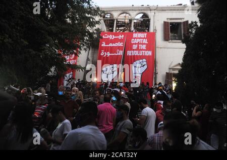 Beirut, Libanon. August 2020. Demonstranten versammeln sich am 8. August 2020 vor dem libanesischen Außenministerium in Beirut, Libanon. Ein libanesischer Polizist wurde am Samstag bei Zusammenstößen bei Protesten gegen die herrschende Klasse in der Innenstadt von Beirut getötet und 142 Menschen verletzt, Tage nachdem massive Explosionen die libanesische Hauptstadt erschüttert hatten, die mindestens 158 tötete und 6,000 weitere verletzte, berichtete der Fernsehsender LBCI. Quelle: Bilal Jawich/Xinhua/Alamy Live News Stockfoto