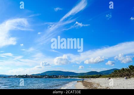 Fischer unter einem wolkigen Himmel in Sardinien, Italien Stockfoto