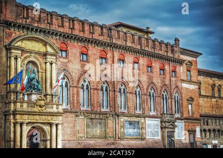 Palazzo D'Accursio unter dramatischem Himmel in Bologna, Italien Stockfoto